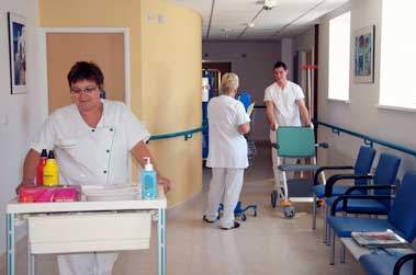 couloir d'hôpital chariot